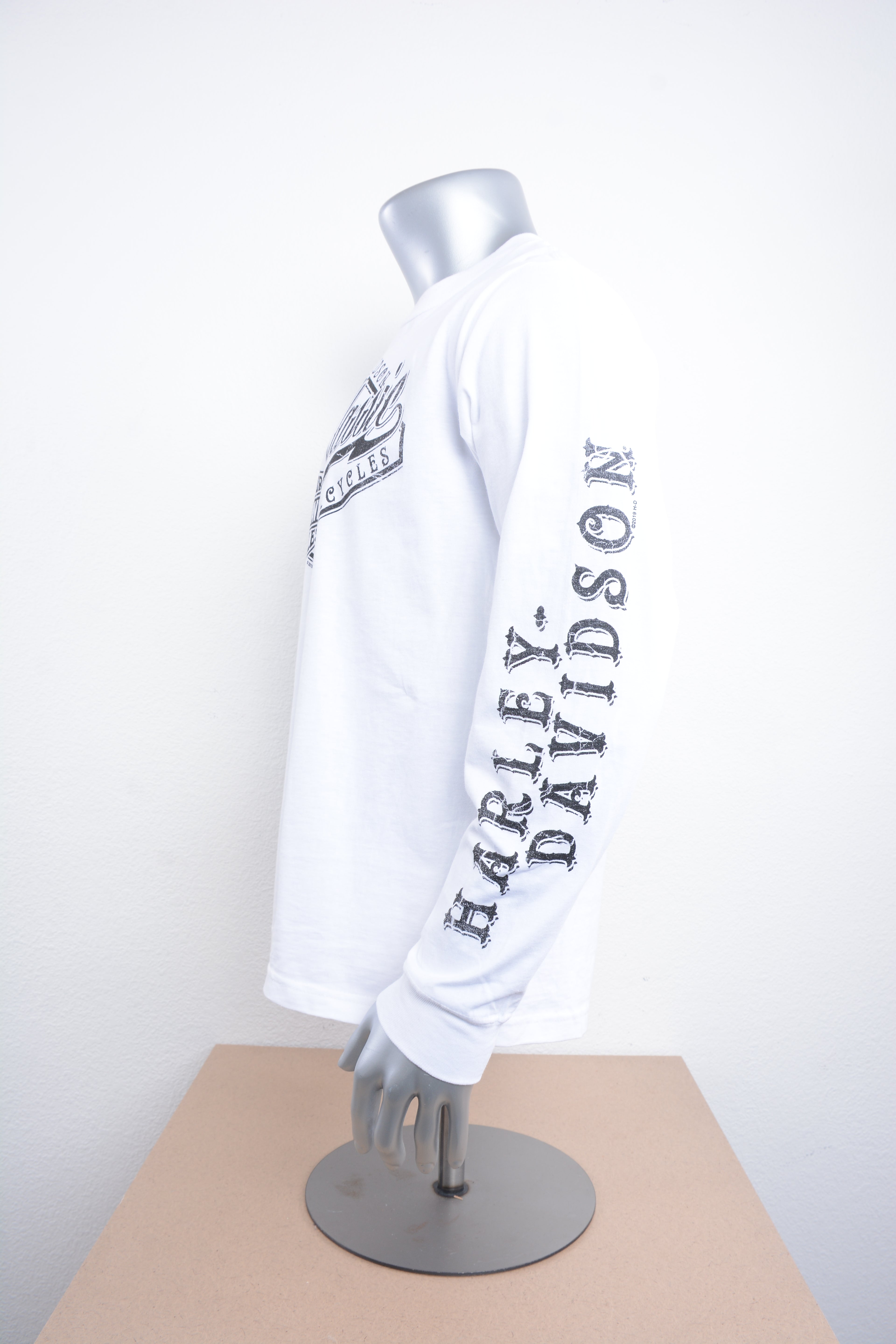 Licensed Product Men's Cracked Classic Trademark B&S White Long Sleeve T-Shirt