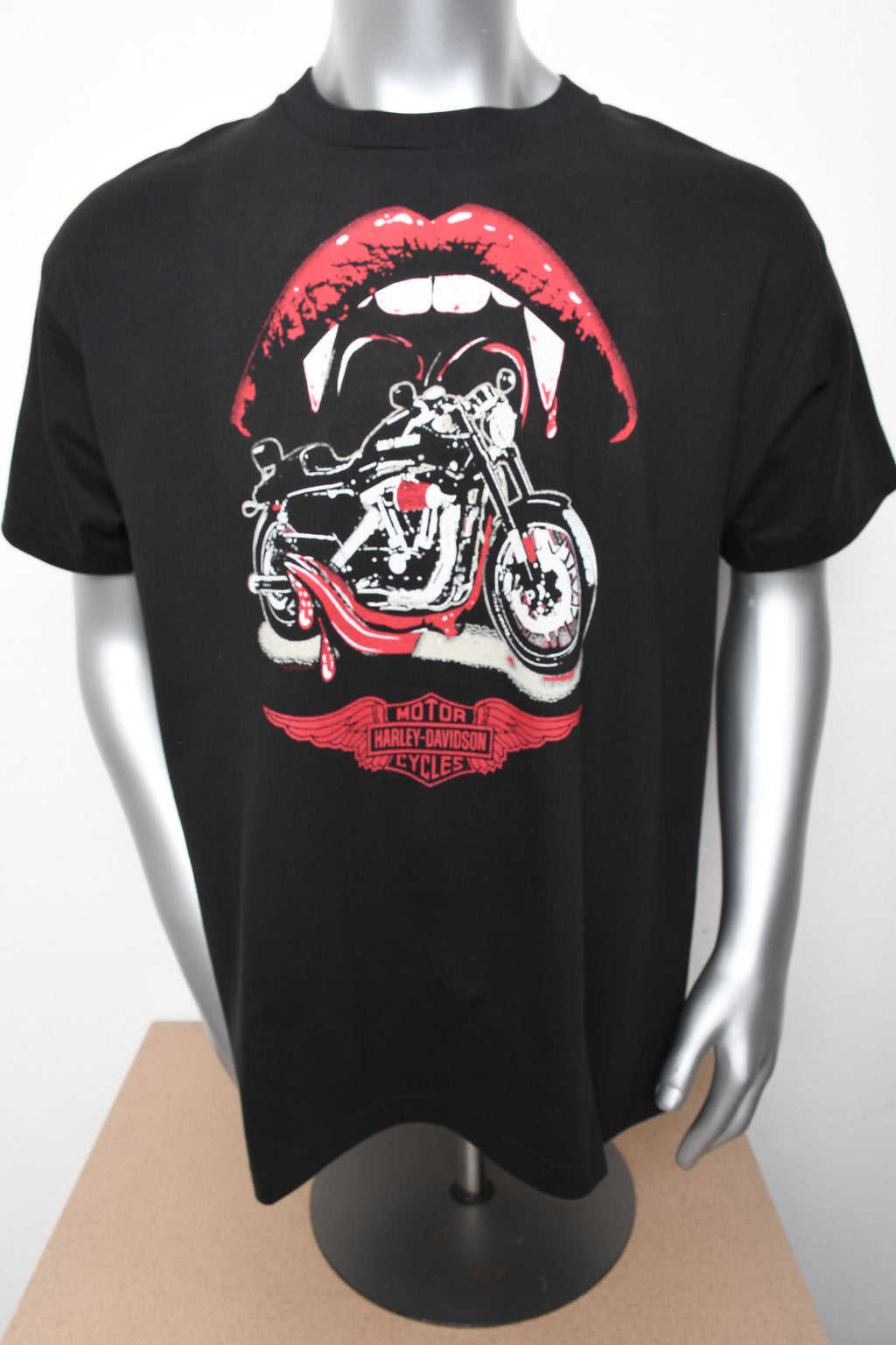 Licensed Product HOT LIPS BLK MNS T
