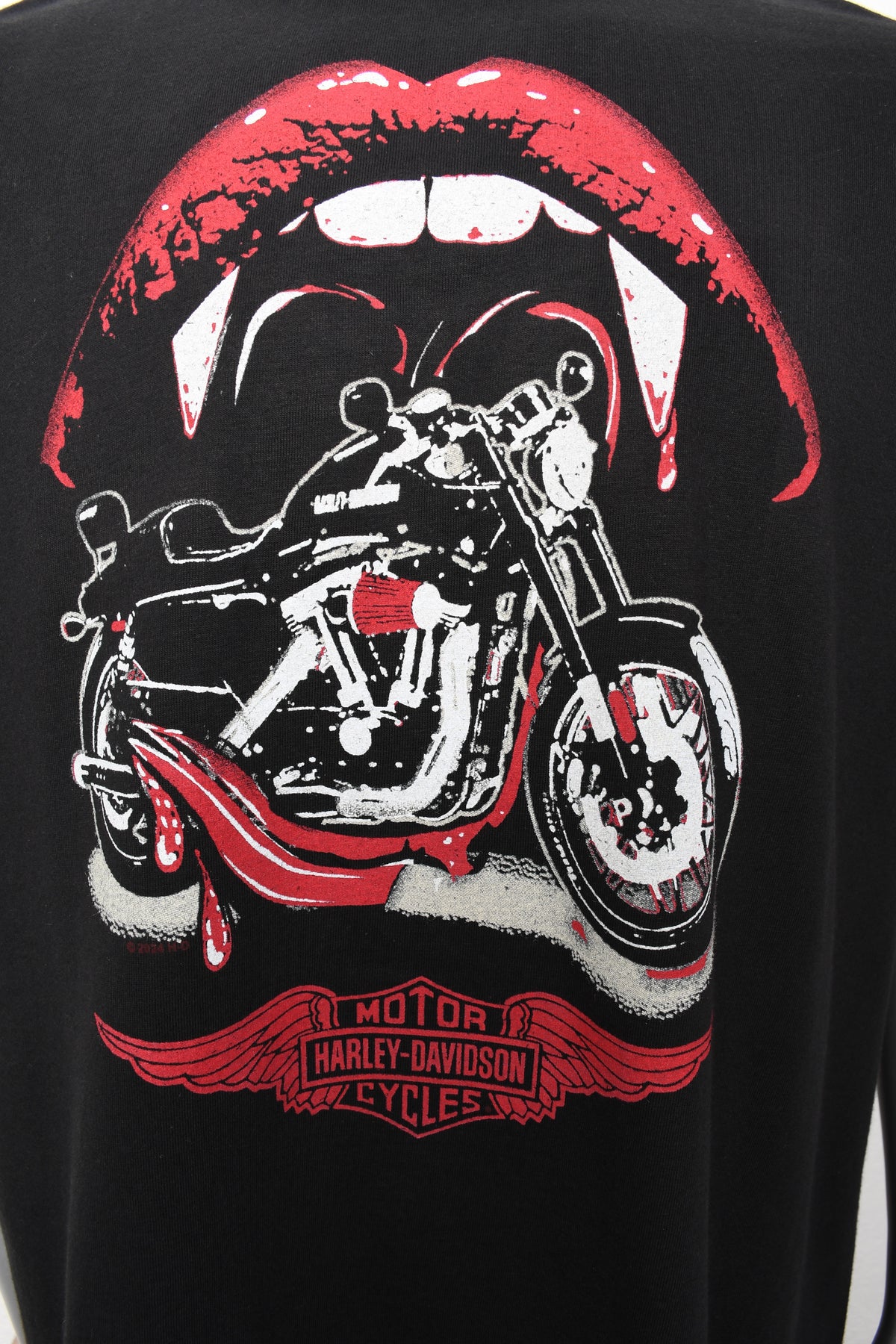 Licensed Product HOT LIPS BLK MNS T
