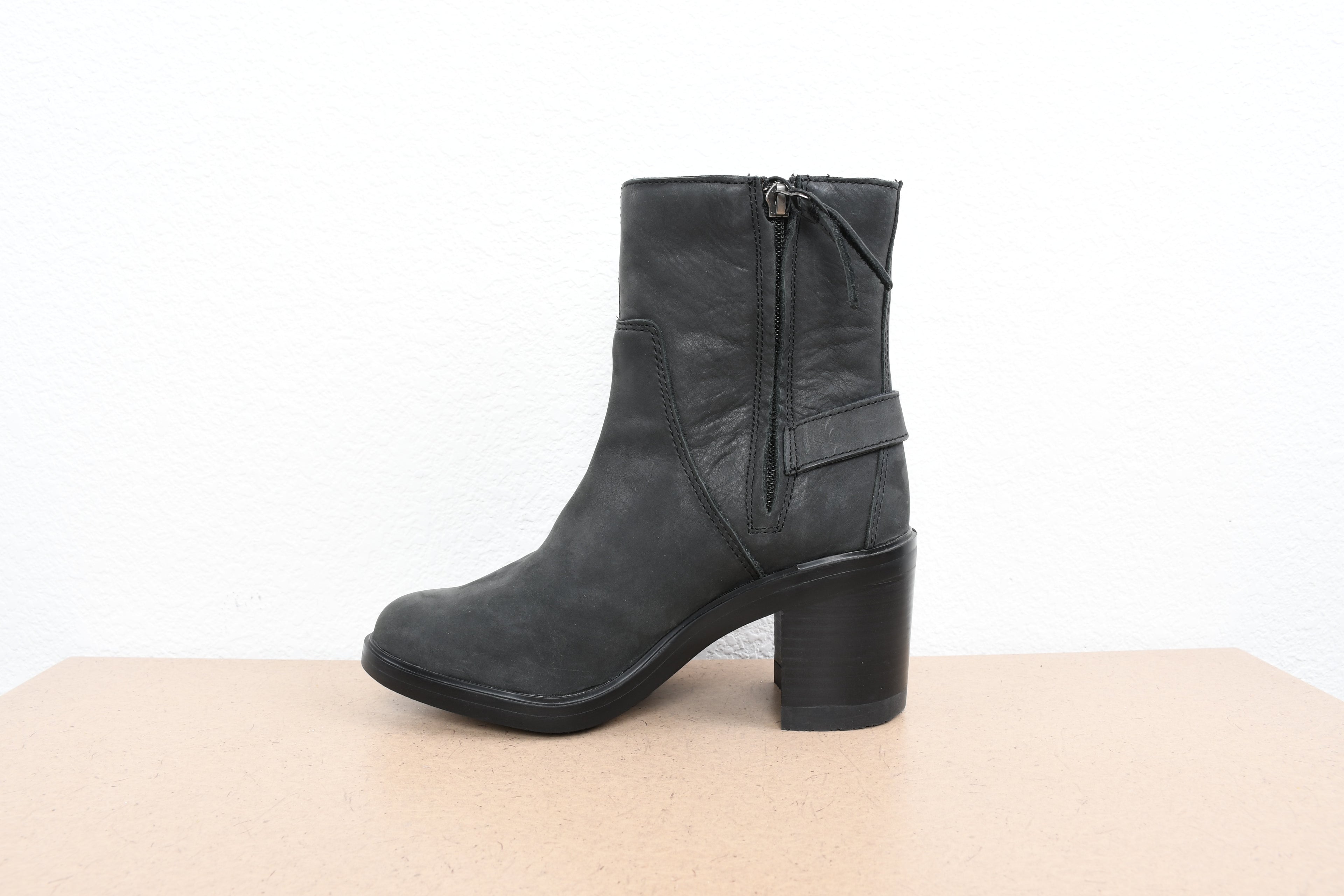 Licensed Product Womens Lavina 6 in. Black Leather Mid Cut Boot